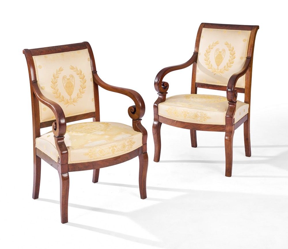 PAIRE DE FAUTEUILS en acajou et placage d'acajou...