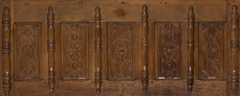 FACADE DE COFFRE en chêne sculpté sur registres...