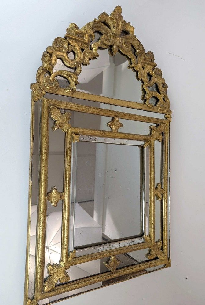 MIROIR A PARECLOSES à fronton plein en bois...