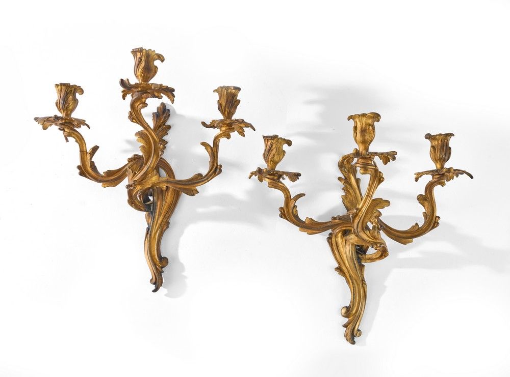 PAIRE D'APPLIQUES à trois lumières en bronze...