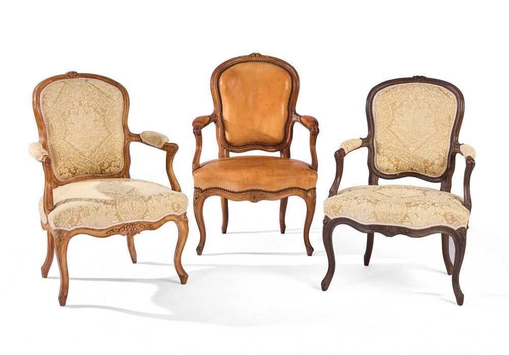 SUITE DE TROIS FAUTEUILS à dossier violoné...