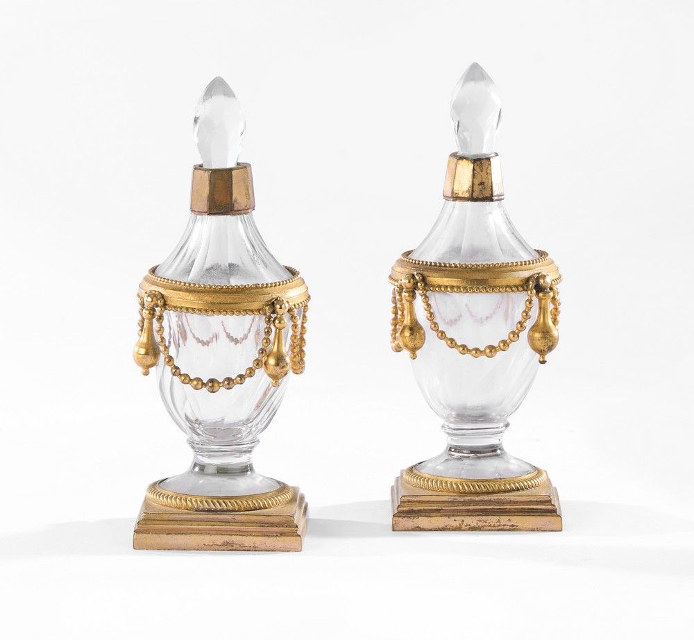 PAIRE DE PETITS FLACONS en verre torsadé...