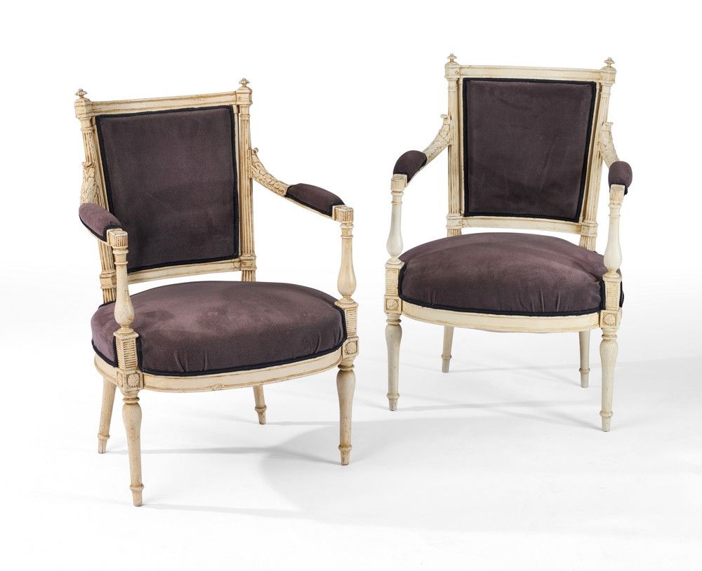 PAIRE DE FAUTEUILS en hêtre mouluré sculpté...