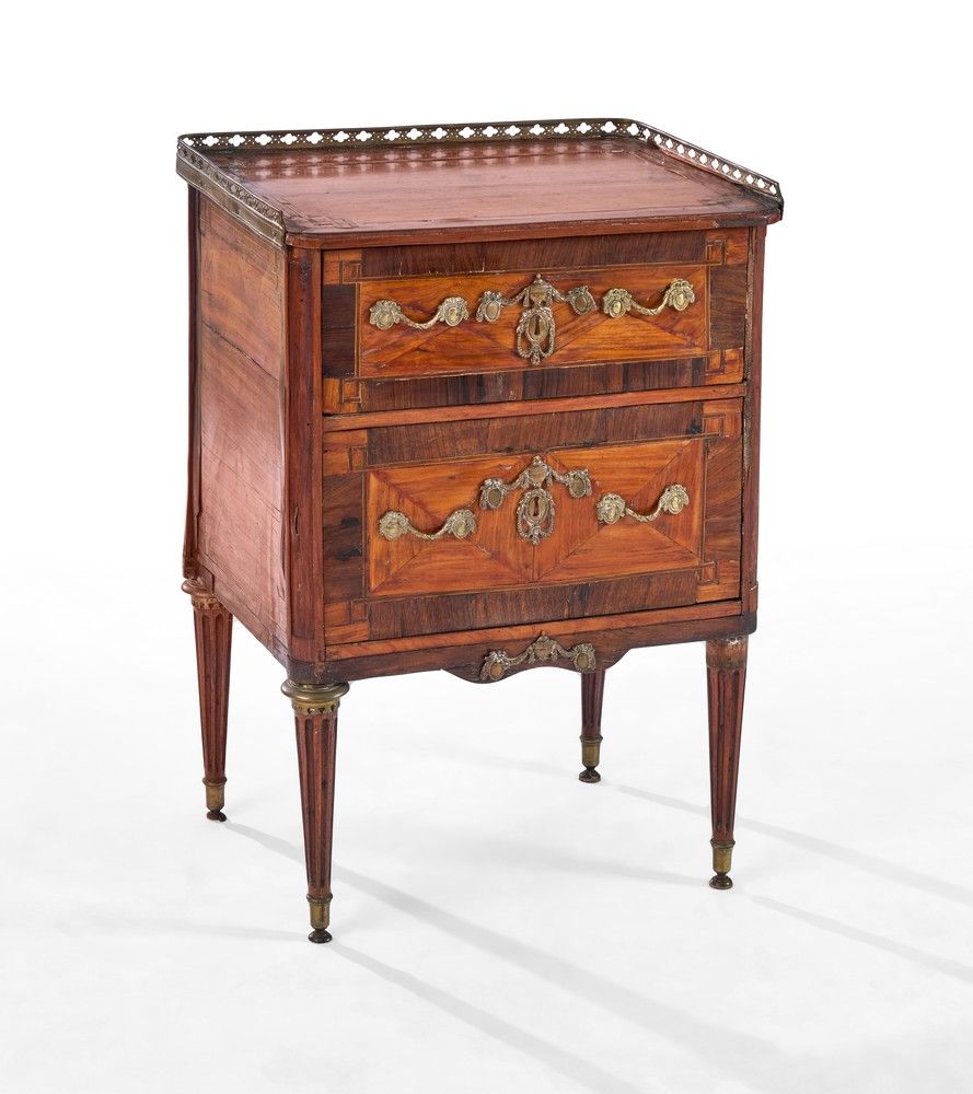 PETITE COMMODE pouvant former table de chevet,...