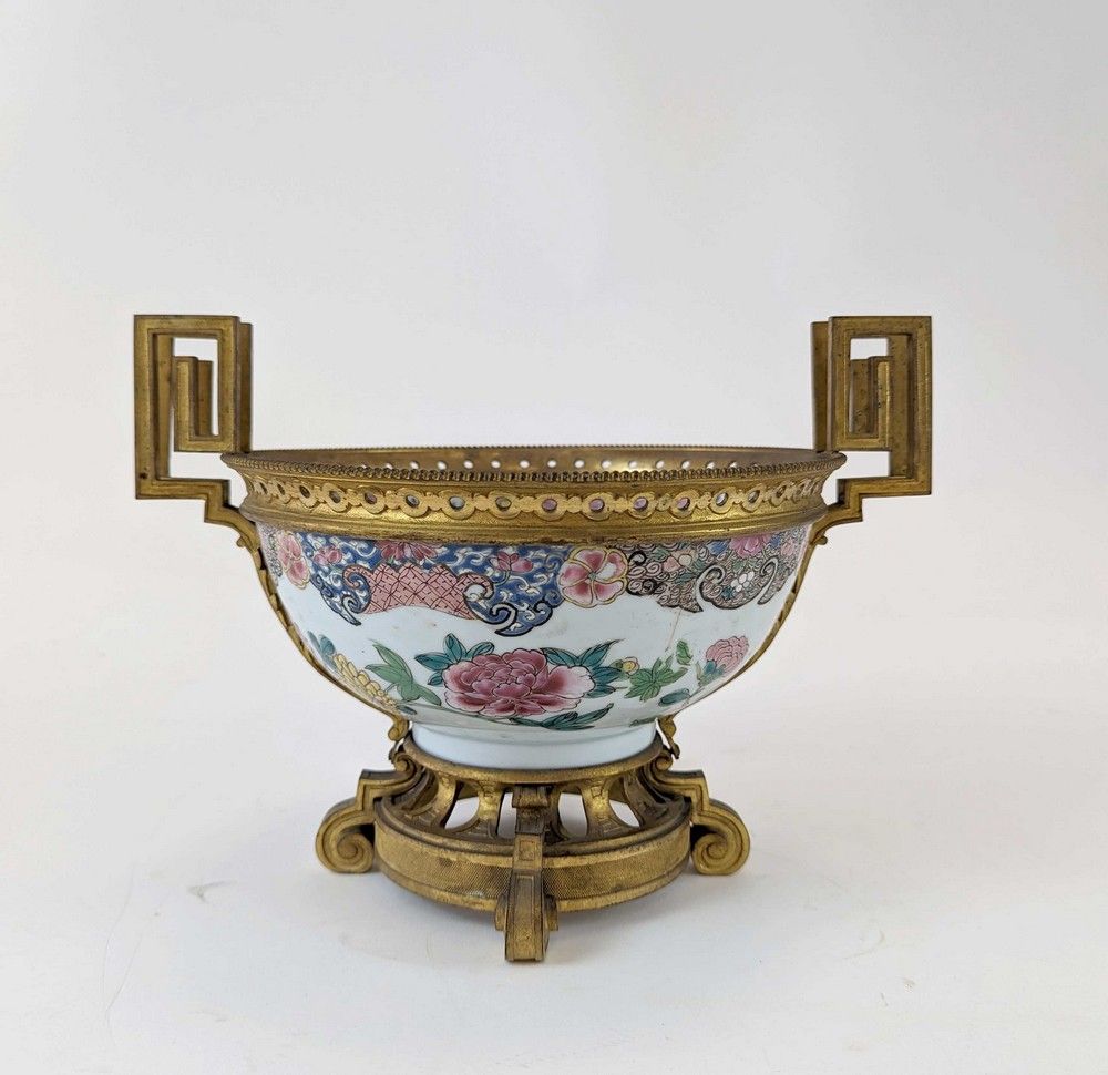COUPE en porcelaine de Chine émaillée famille...