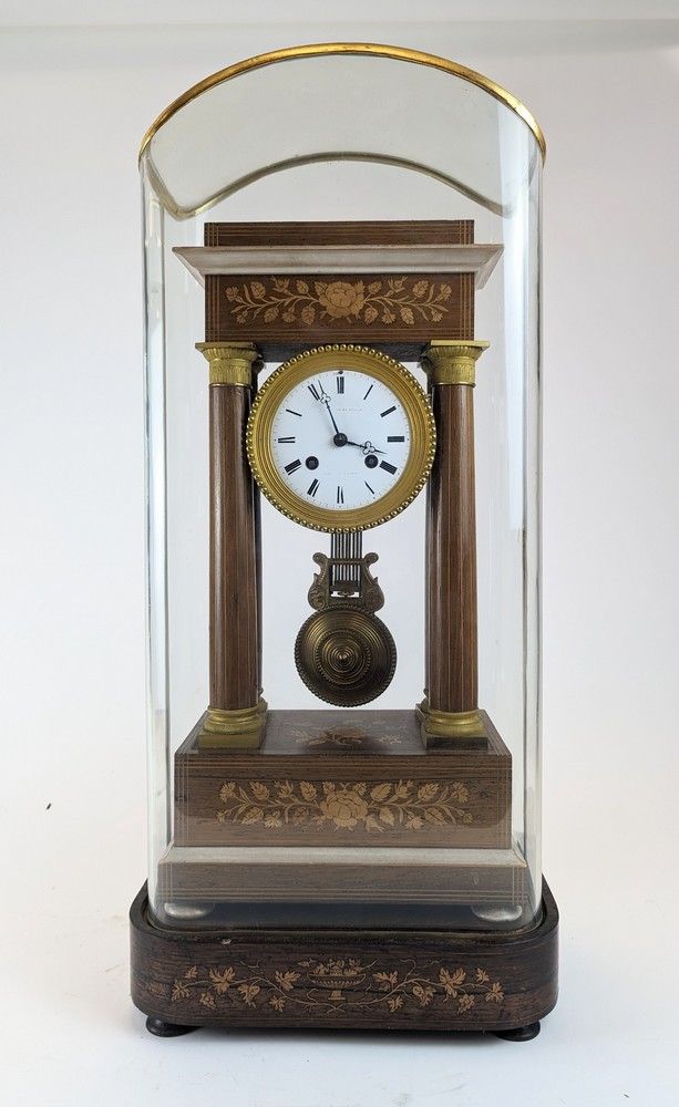 PENDULE PORTIQUE en placage de palissandre...