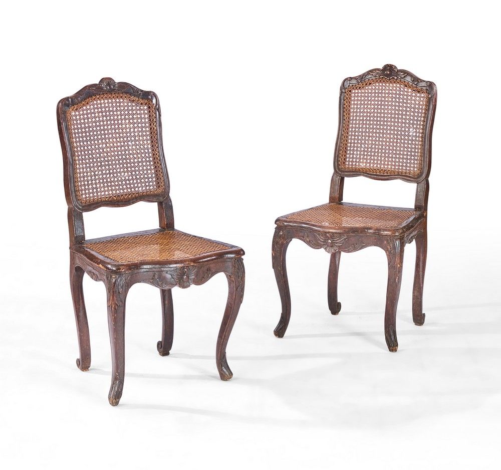 PAIRE DE CHAISES cannées, à dossier plat...
