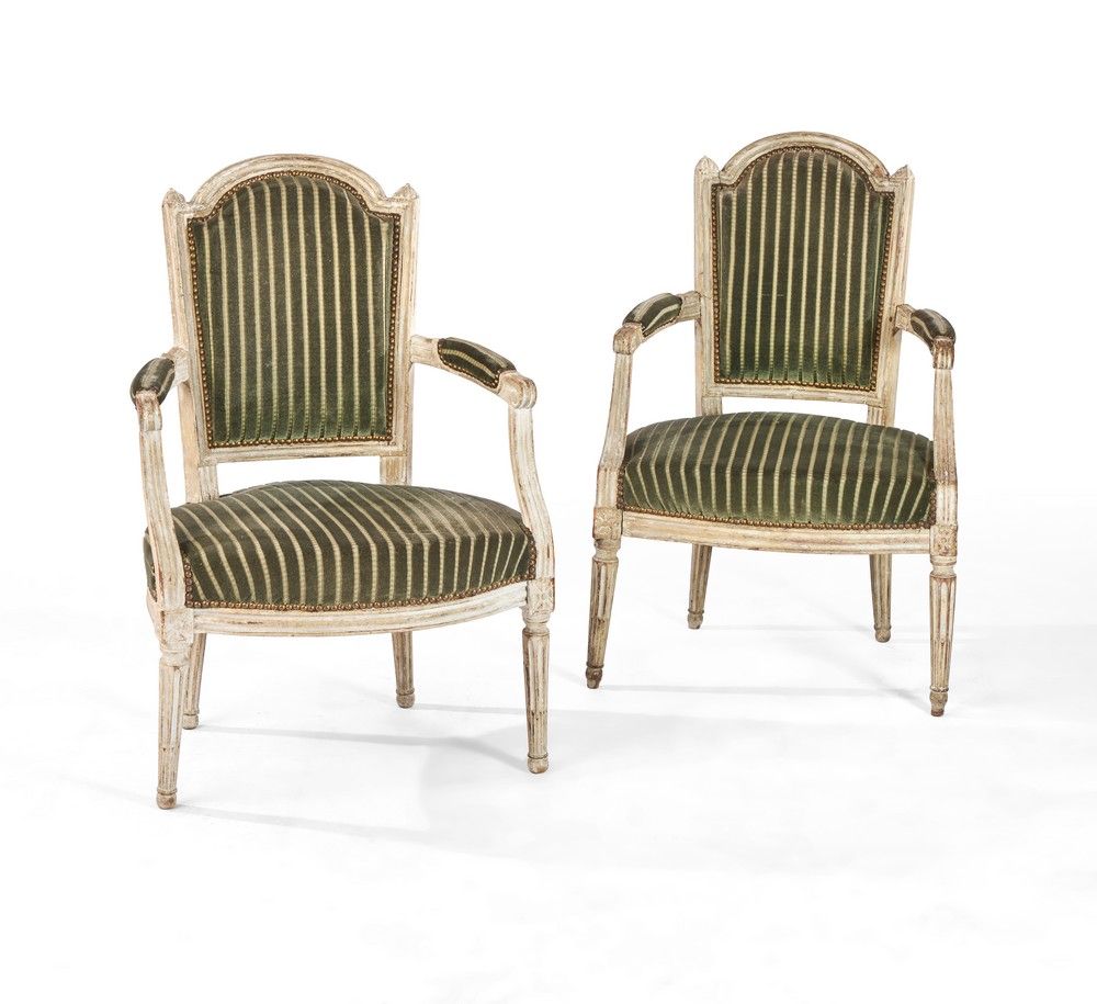 PAIRE DE FAUTEUILS à dossier cabriolet en...