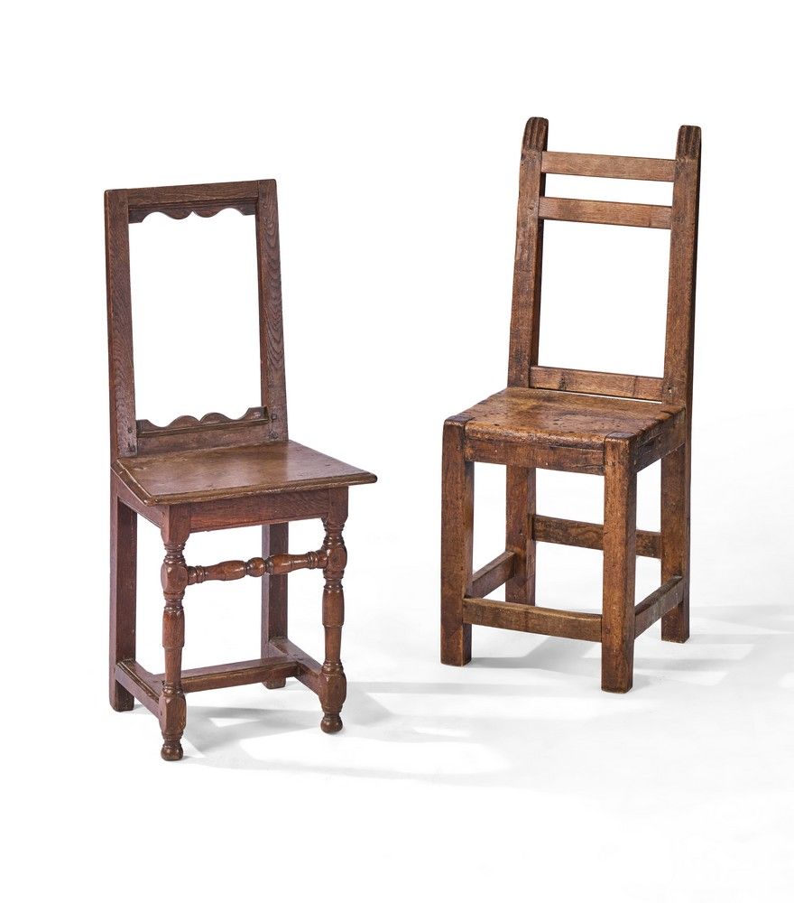 DEUX CHAISES dites Lorraines en chêne.