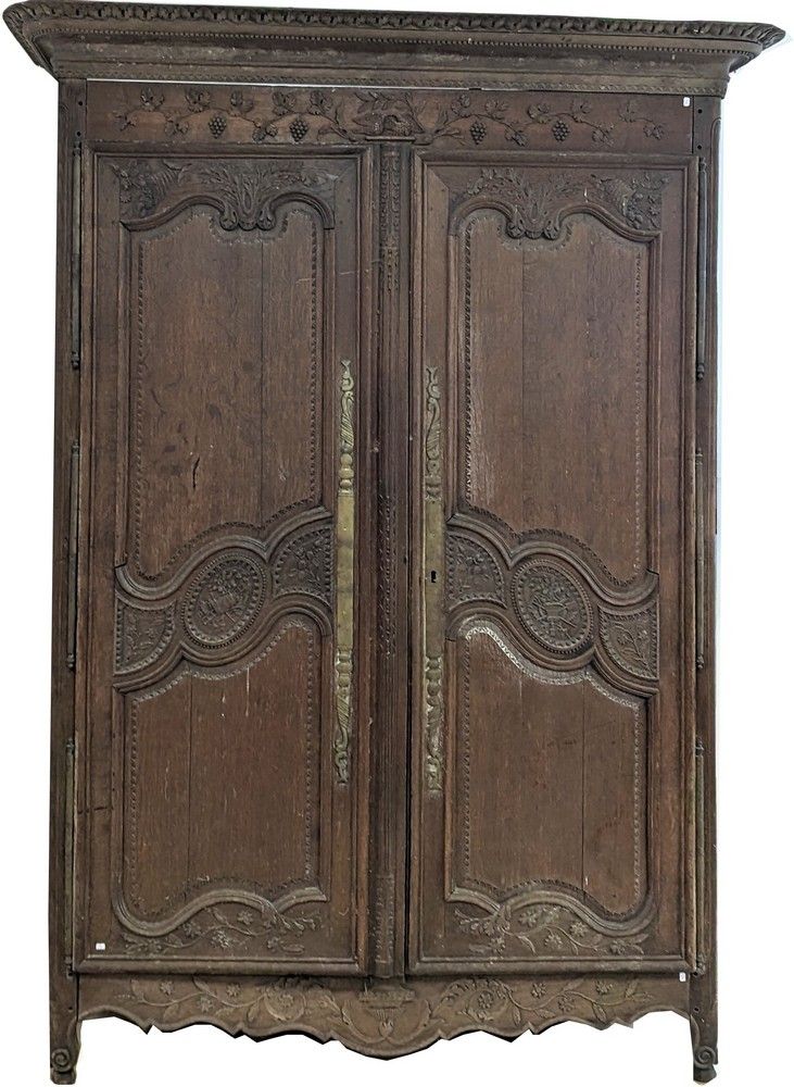 ARMOIRE en chêne mouluré et richement sculpté...