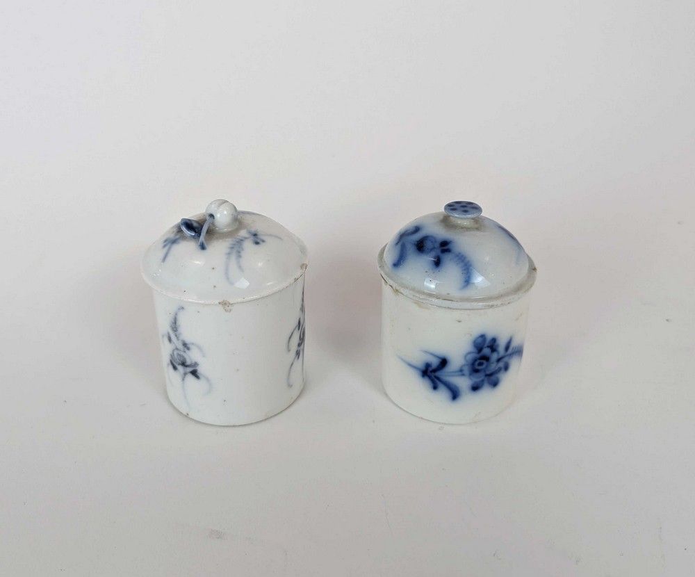 DEUX POTS A POMMADE cylindriques, en porcelaine...