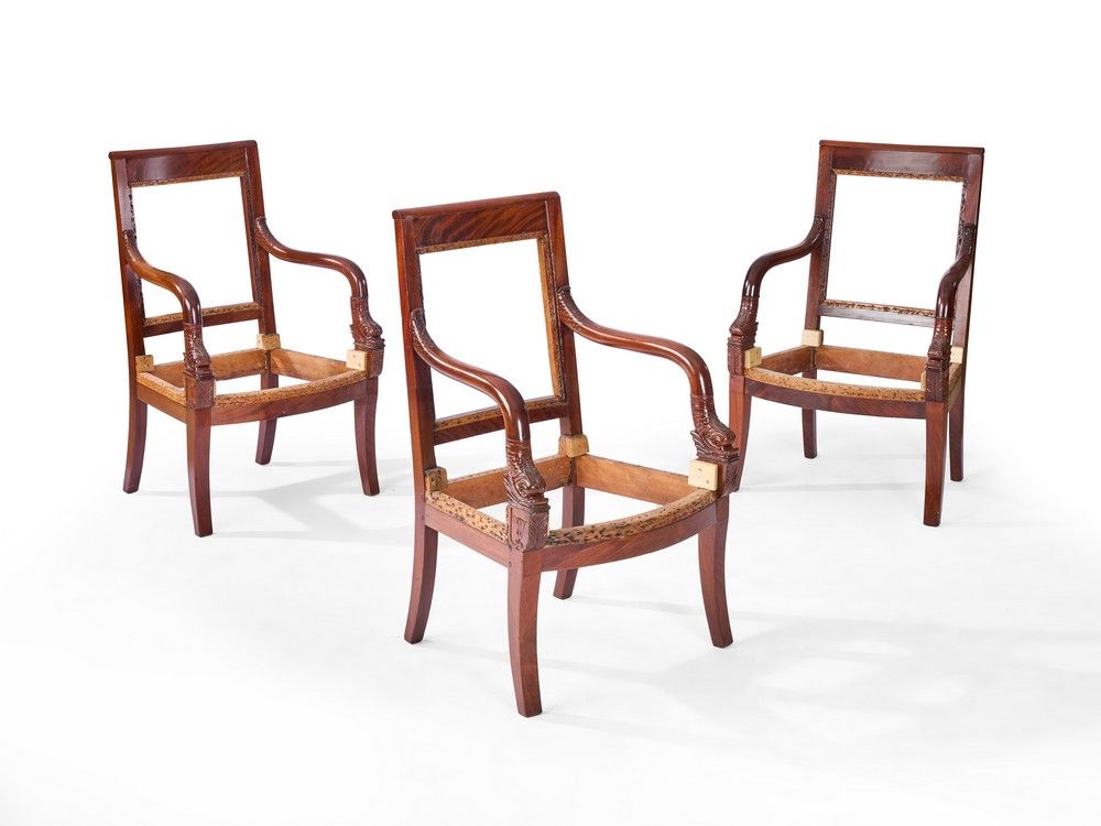 SUITE DE TROIS CHÂSSIS DE FAUTEUILS à dossier...
