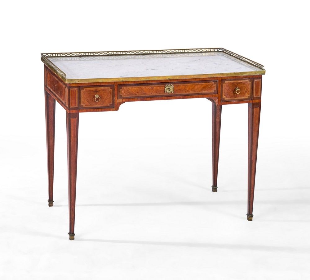TABLE BUREAU ou COIFFEUSE D'HOMME de forme...