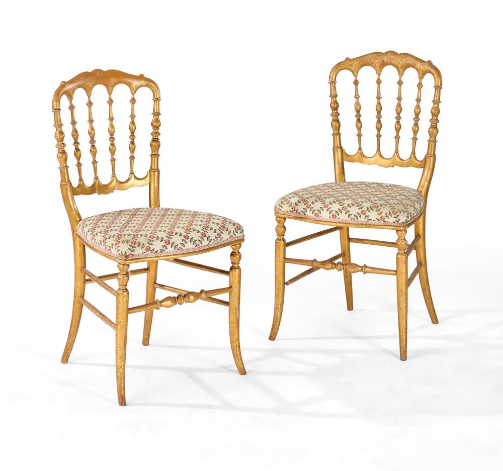 PAIRE DE CHAISES VOLANTES en bois doré, à...