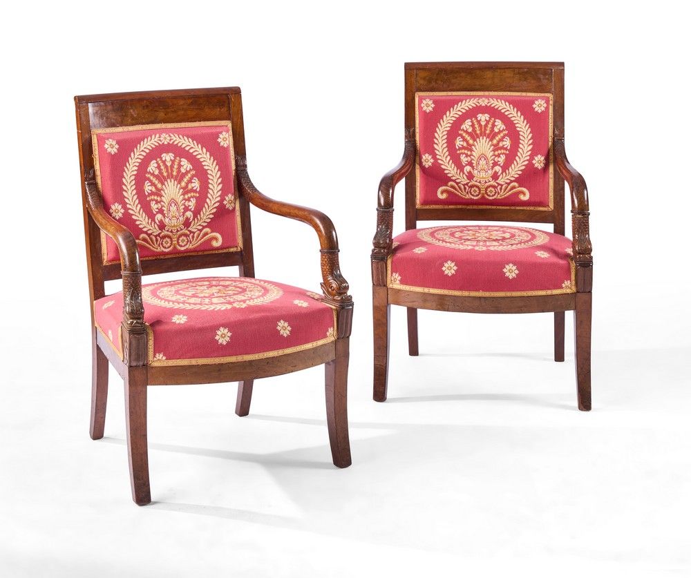 PAIRE DE FAUTEUILS à dossier rectangulaire...