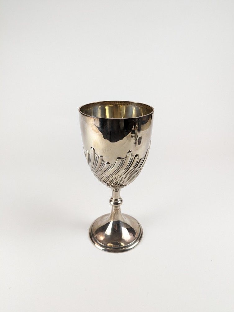 COUPE en argent (925) ciselé et repoussé...