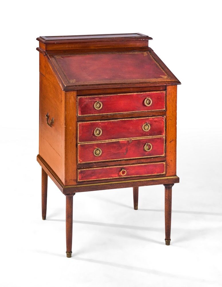 PETIT BUREAU DE VOYAGE en acajou et placage...