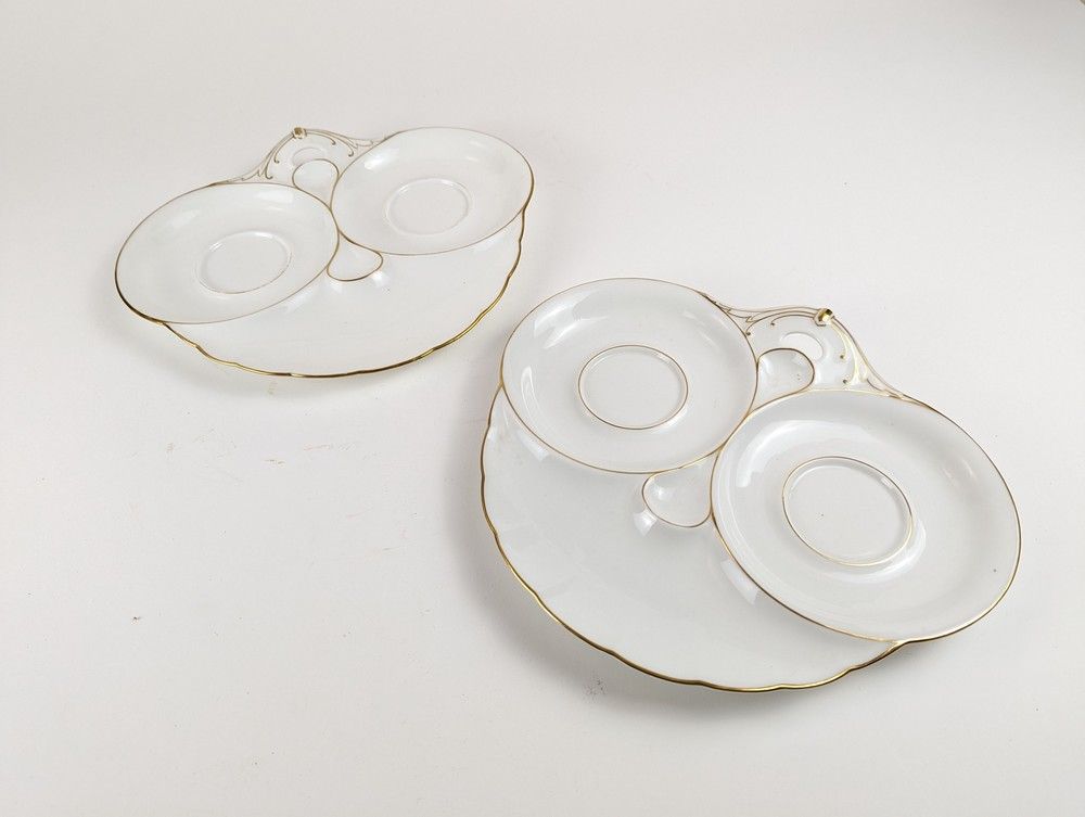 PAIRE DE PLATEAUX DE TÊTE A TÊTE en porcelaine...