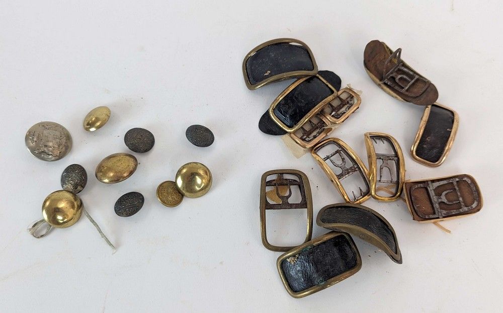 NEUF BOUTONS divers dont un aux Armes des...
