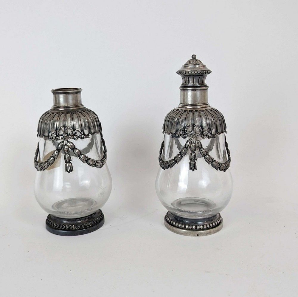 PAIRE DE CARAFONS de forme balustre en verre,...