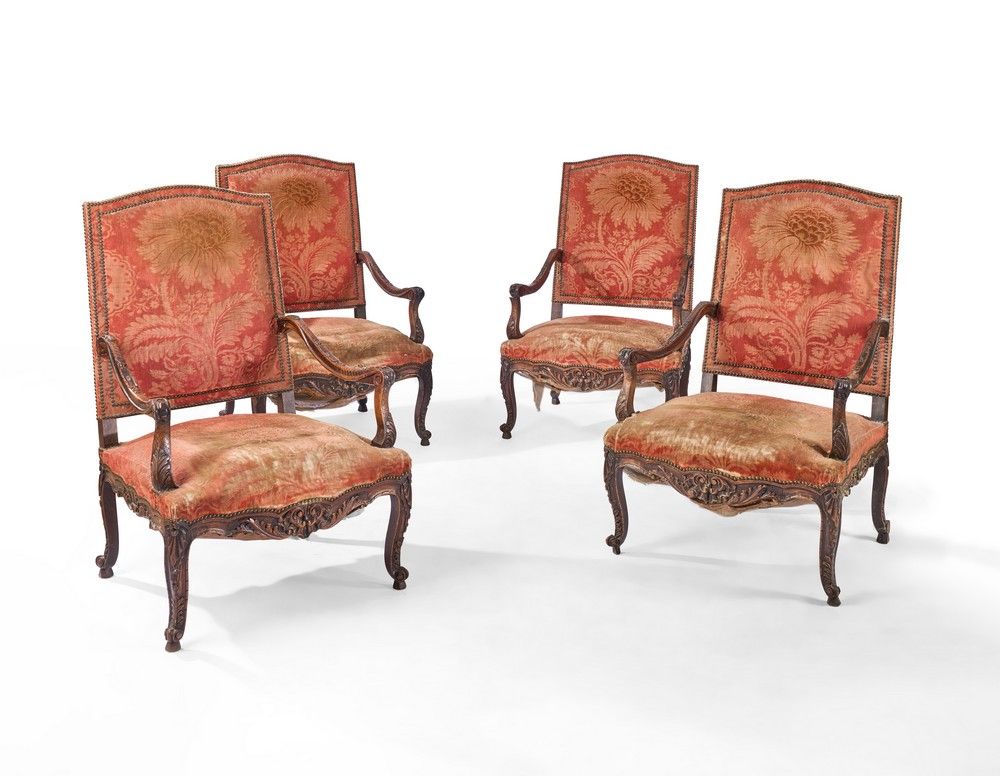 SUITE DE QUATRE LARGES FAUTEUILS à haut dossier...
