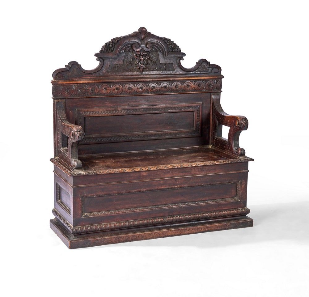BANC COFFRE en chêne mouluré et sculpté,...