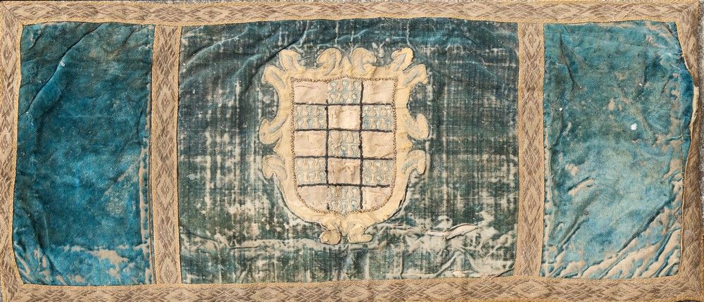 [QUINONES DE LEON] - PARURE D’AUTEL en soie...