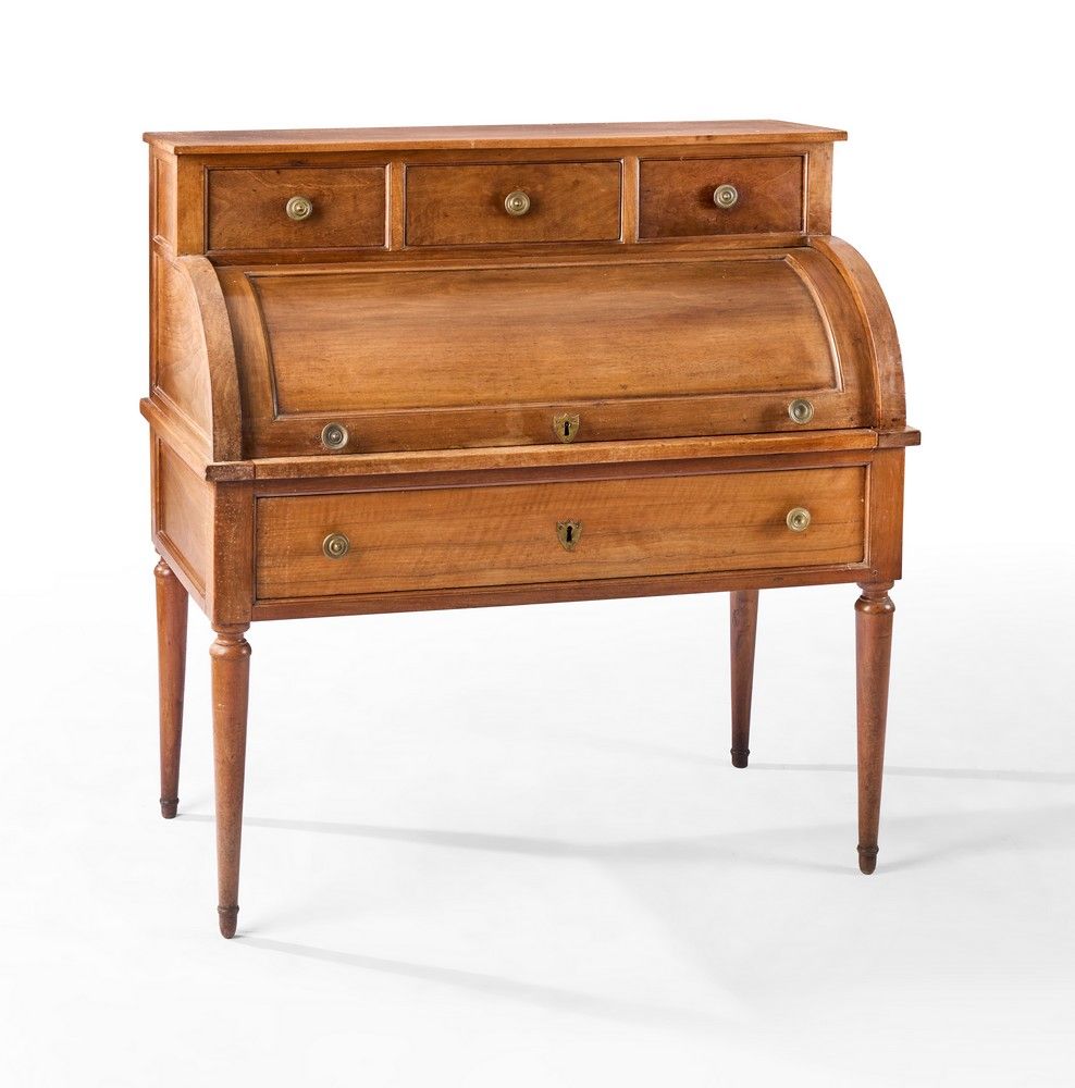 PETIT BUREAU à cylindre en noyer blond, ouvrant...