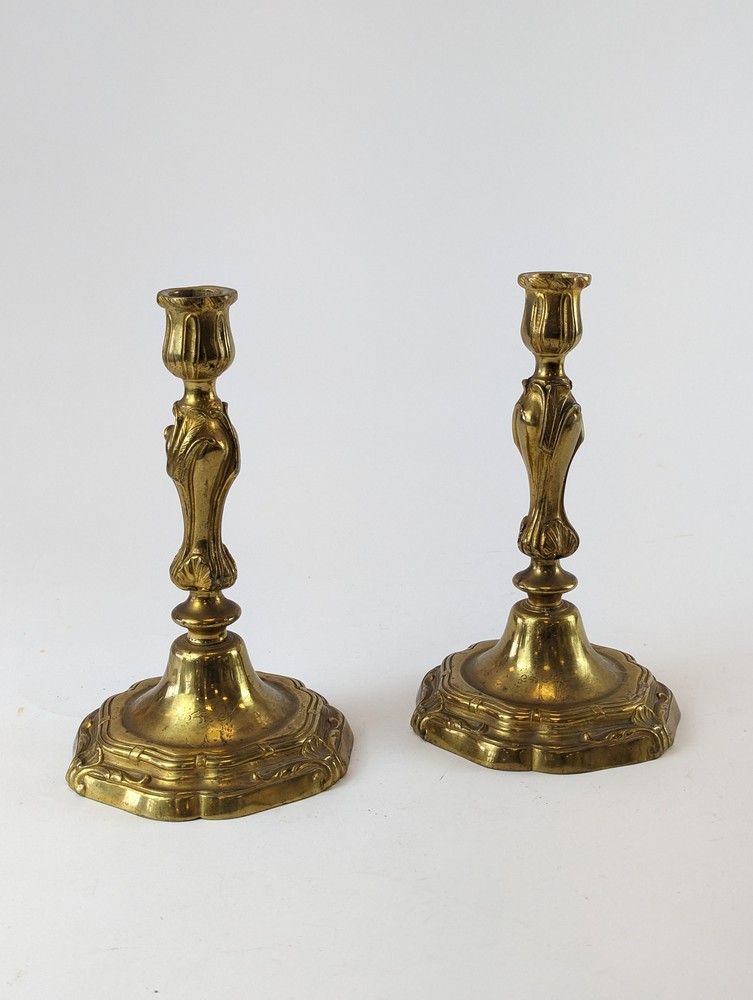 PAIRE DE FLAMBEAUX en bronze doré à décor...