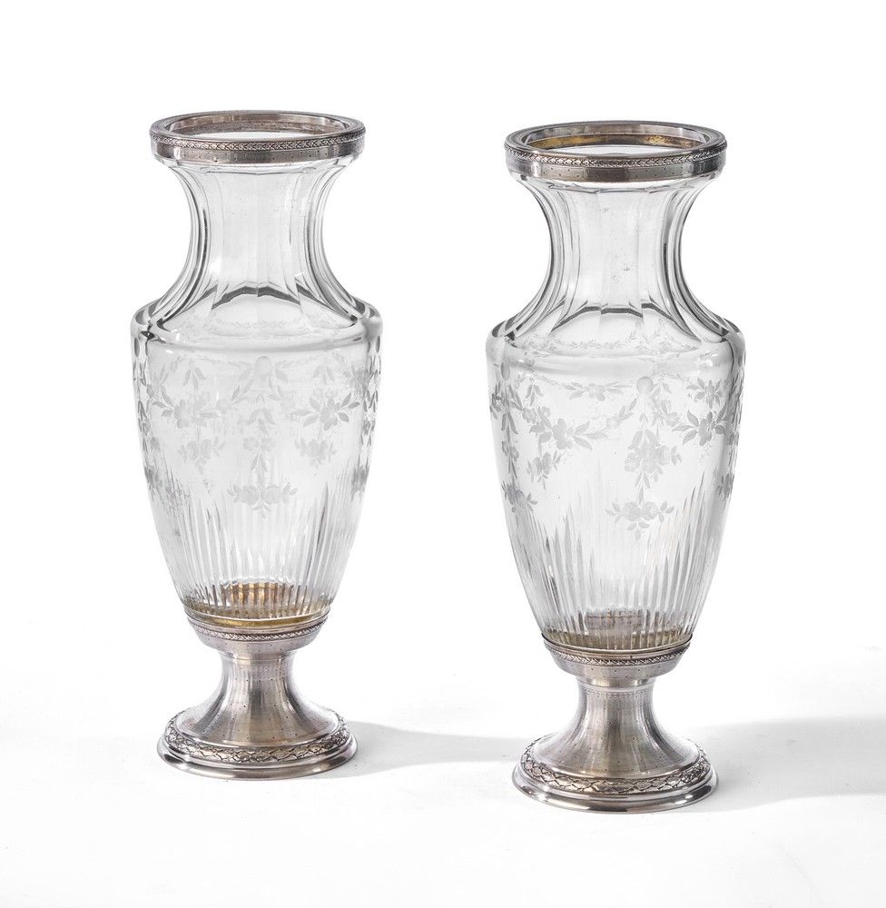 PAIRE DE VASES BALUSTRES à haut col à étranglement...