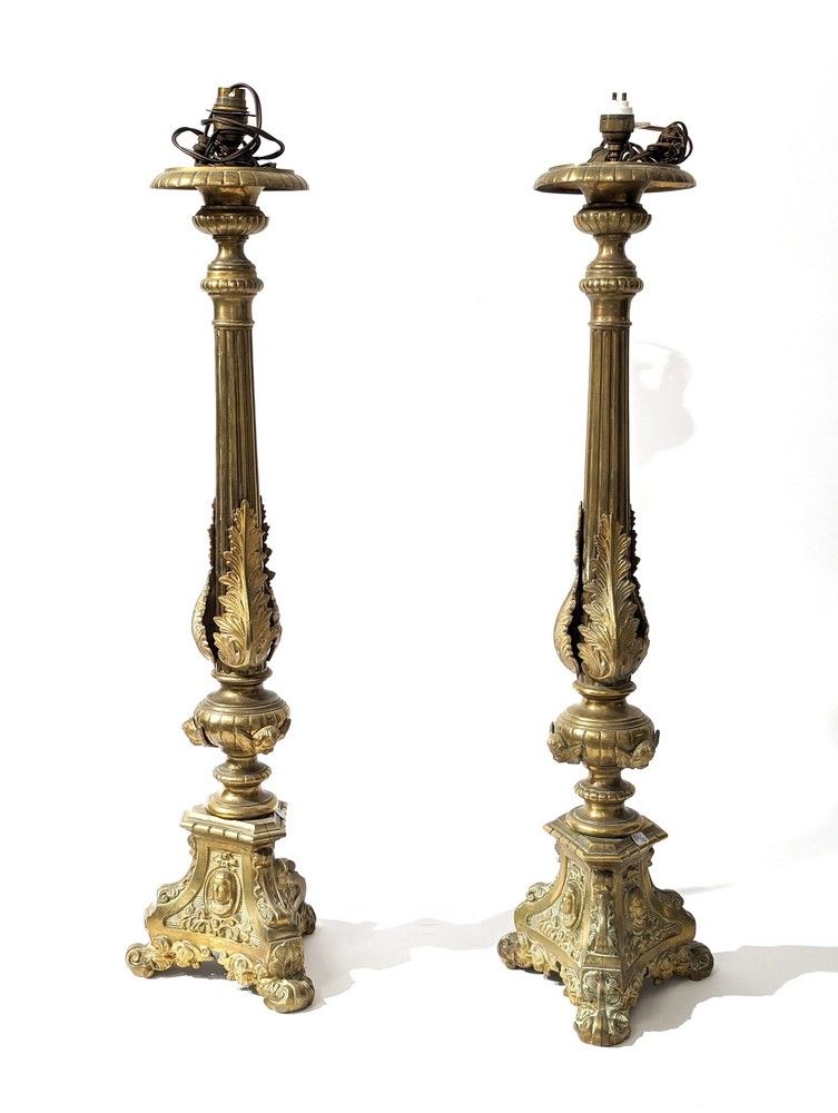 PAIRE DE PIQUE-CIERGES en bronze doré et...