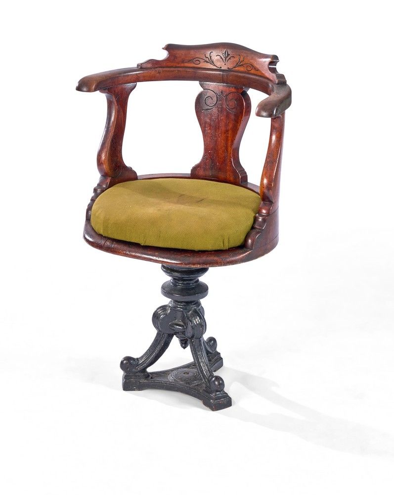 FAUTEUIL DE BATEAU en acajou à dossier ajouré,...