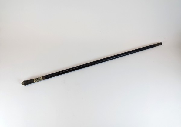 CANNE-ÉPÉE à fût en bois teinté noir, sculpté...