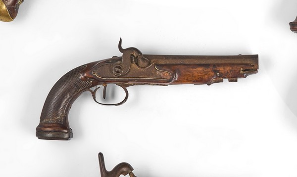 PISTOLET d’officier, à silex transformé à...
