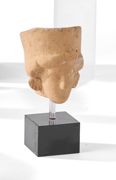 TÊTE DE FEMME (probablement Demeter) en terre...