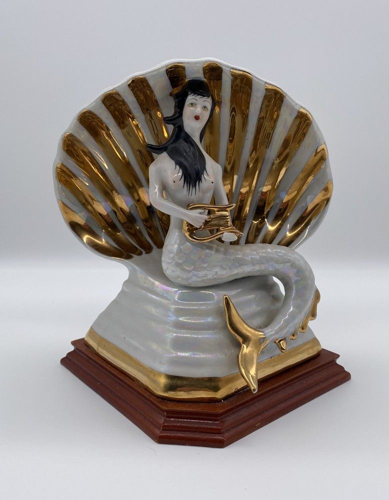 GROUPE en porcelaine émaillée blanche et...