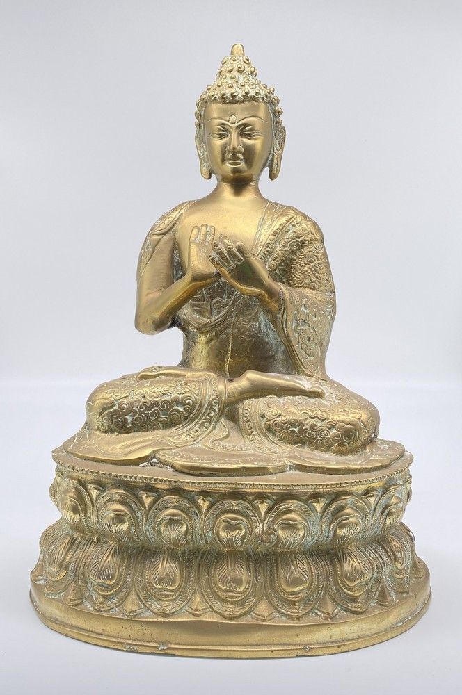 BOUDDHA en bronze doré en position assise...