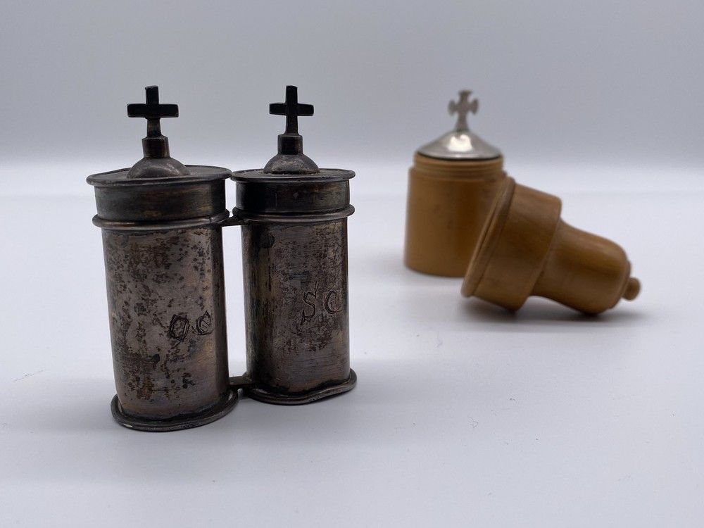 PAIRE D'AMPOULES A HUILES SAINTES en argent...