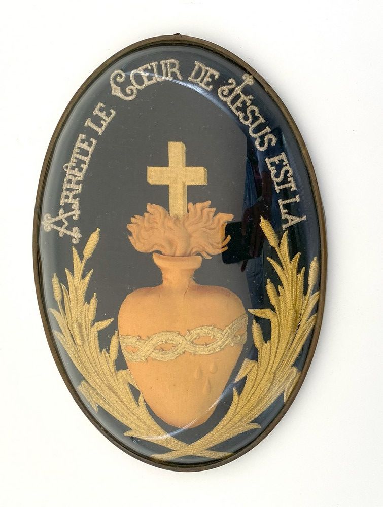 PLAQUE D'APPLIQUE en soie brodée sous verre...