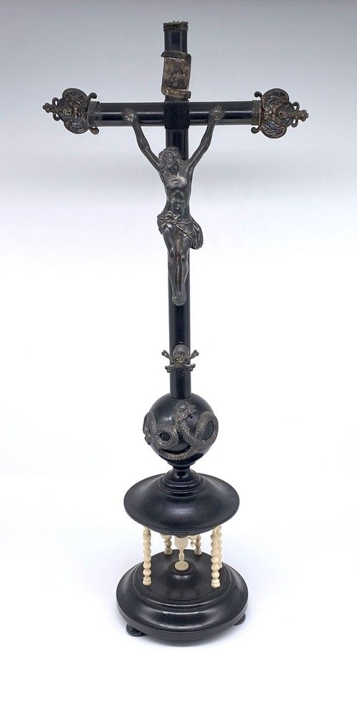 CRUCIFIX en argent (800) ciselé reposant...