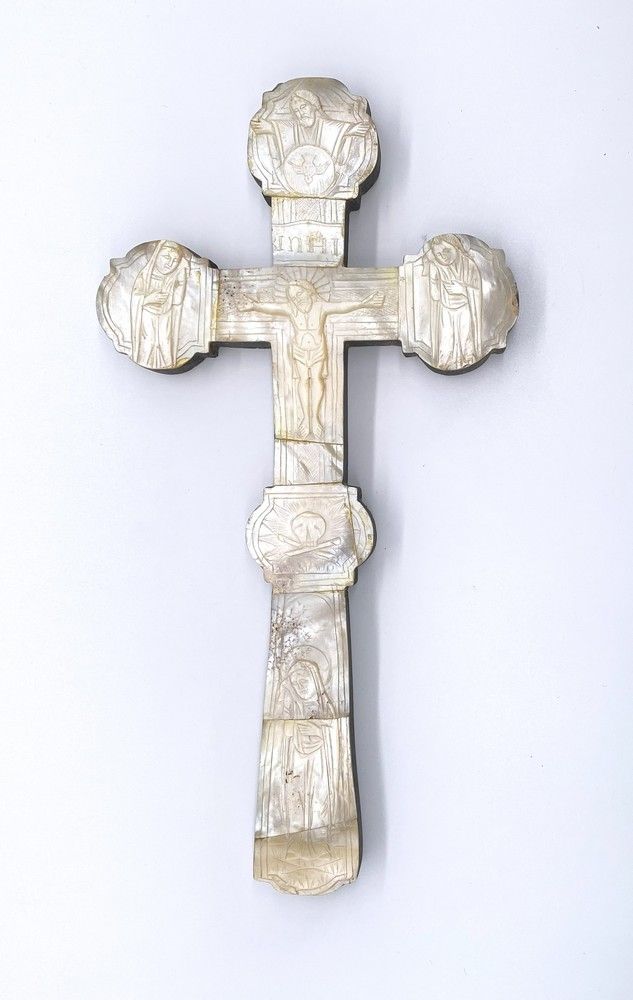 CRUCIFIX en bois peint et marqueterie de...