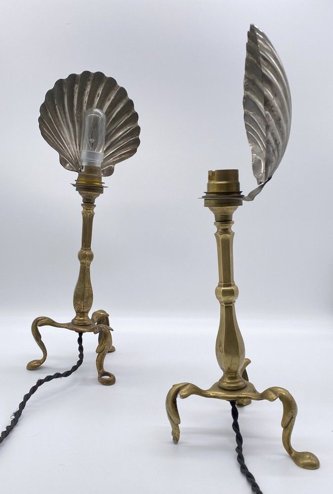 PAIRE DE LAMPES tripodes en laiton doré de...