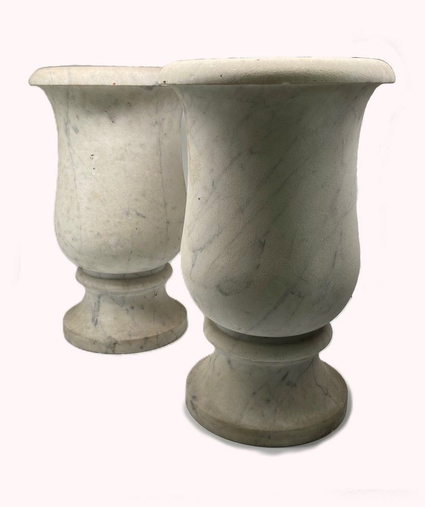 PAIRE DE VASES balustres en pierre calcaire...