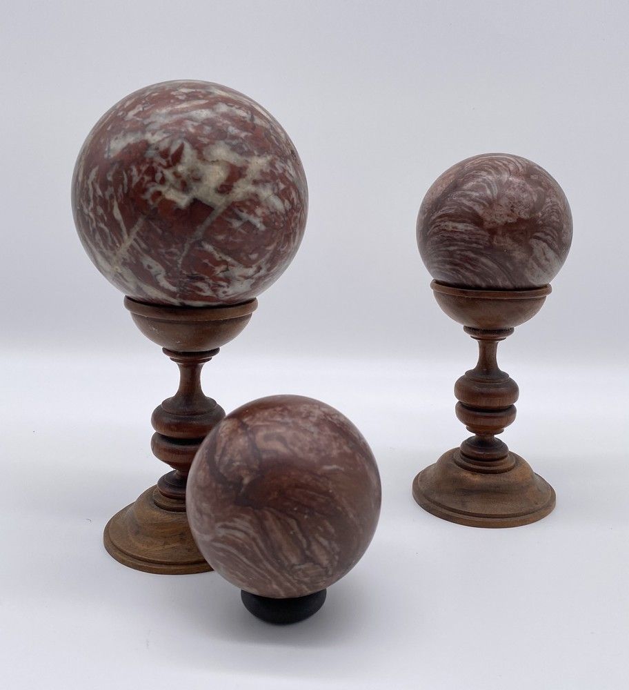 SUITE DE TROIS PETITES SPHERES taillées et...