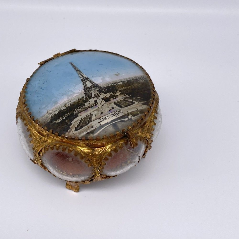 PETITE BONBONNIERE en métal doré et gravée...