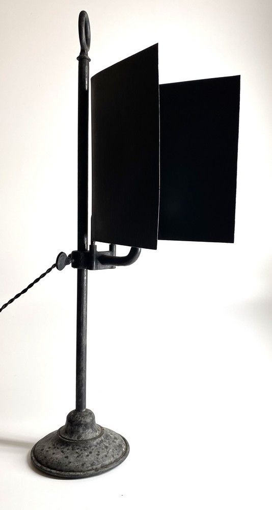 LAMPE DE TABLE en fonte de fer reposant sur...