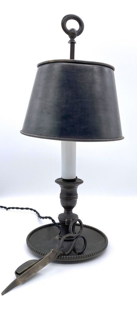 INTERESSANTE ET RARE lampe bougeoir en bronze...