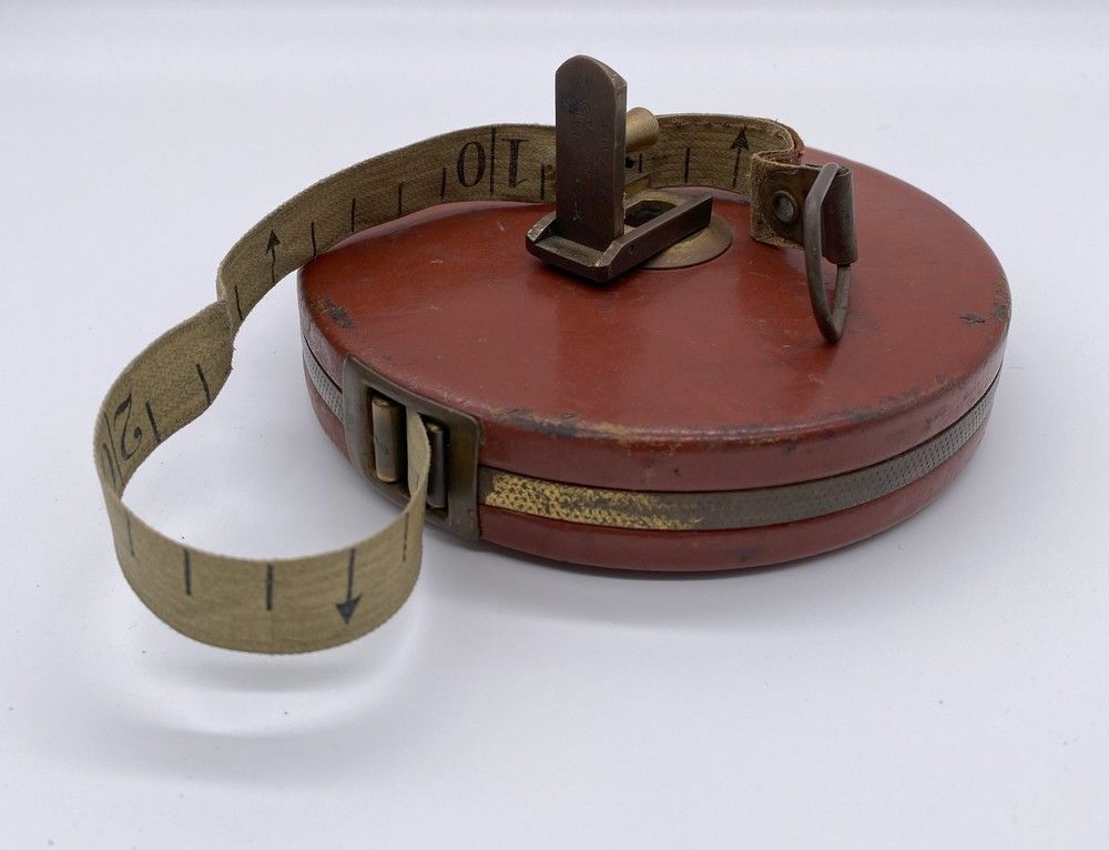 RUBAN DE MESURE en cuir et laiton. Le ruban...