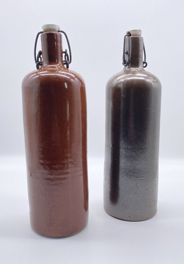DEUX BOUTEILLES en grès émaillé ocre et gris...
