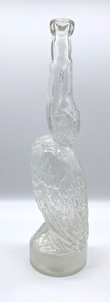BOUTEILLE en verre moulé pressé représentant...